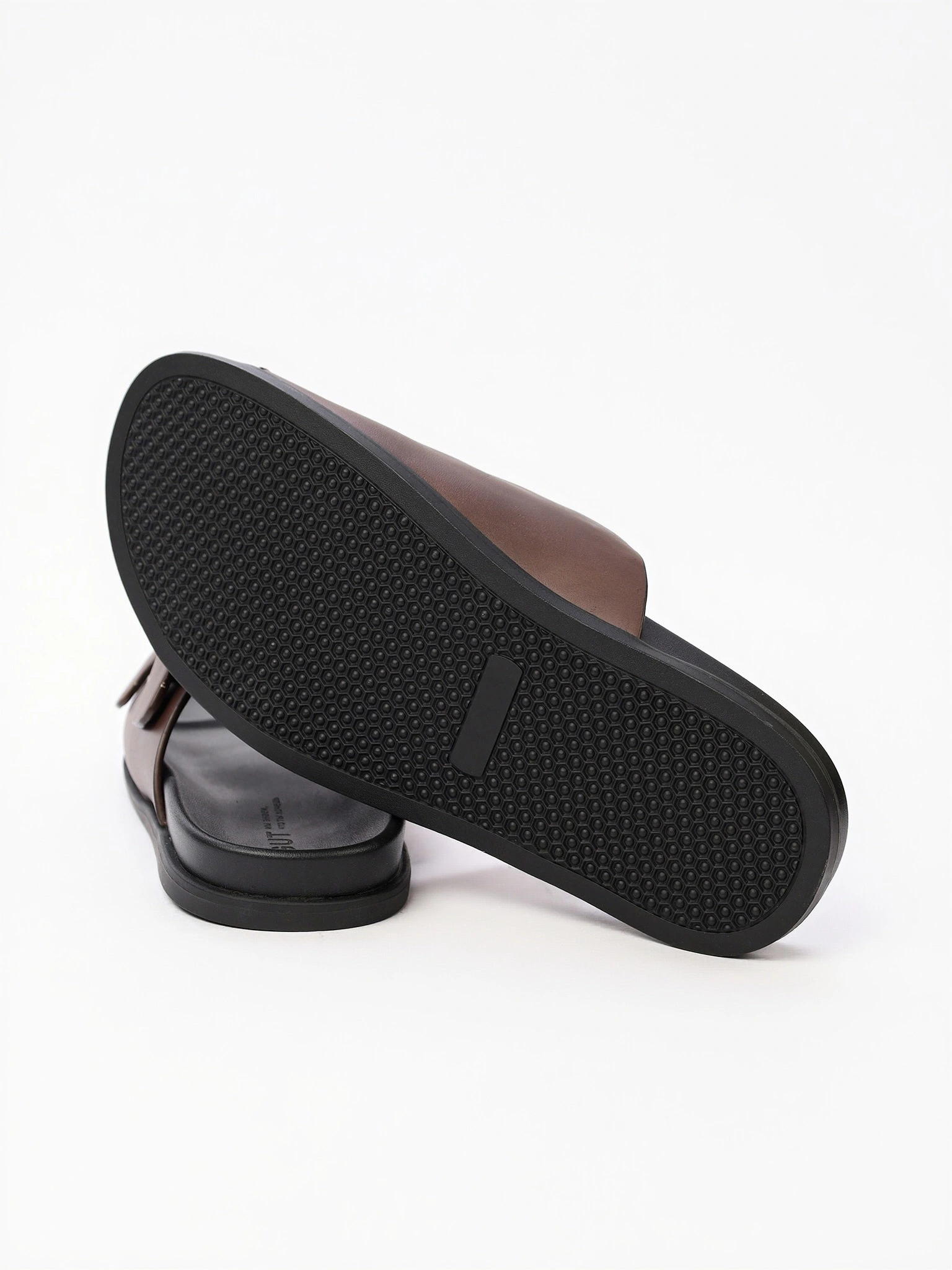 Сланцы коричневого цвета на низкой подошве